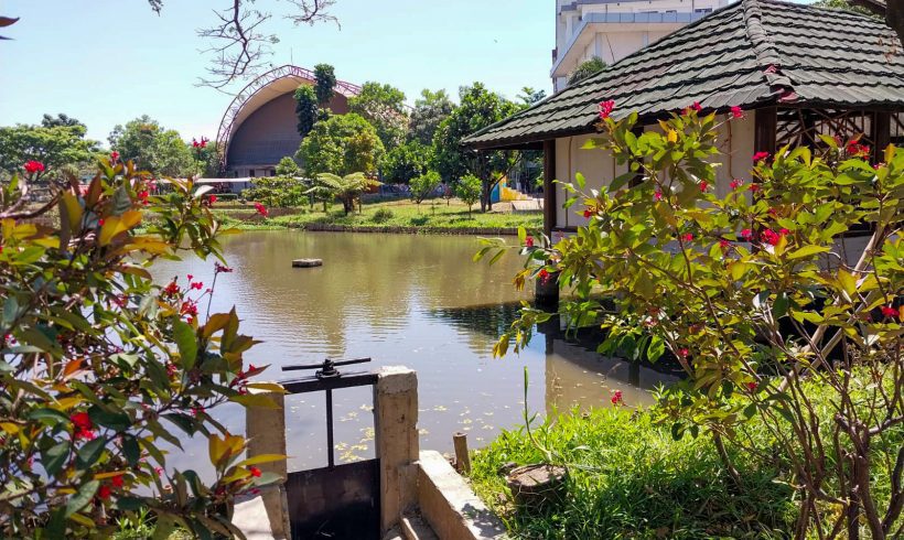 Menggabungkan Kehidupan Kampus dan Spiritualitas: Saung Mushola Dekat Gedung Kuliah Umum Telkom University